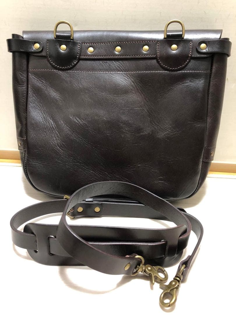 手作りのレザーメッセンジャーバッグ