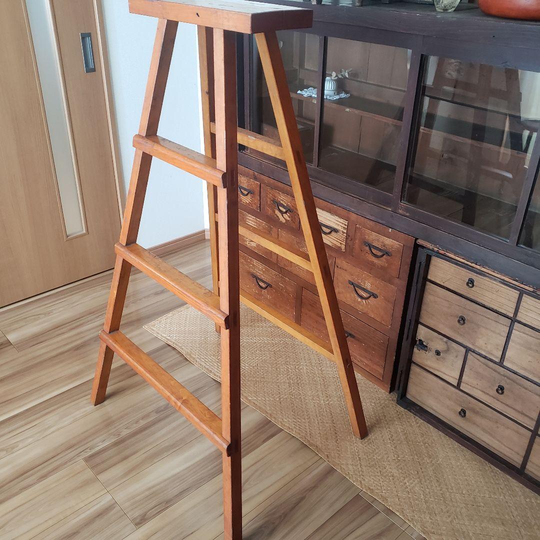 枯れた古い木製の脚立　ラダー　古道具　古家具　梯　シェルフ　棚