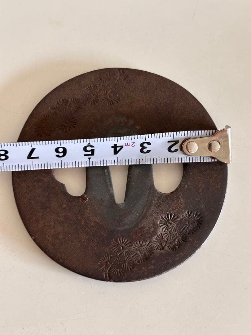 鉄地　丸形　松文彫り鍔　直径約7.8cm 厚4mm 重さ135g 木箱付2572