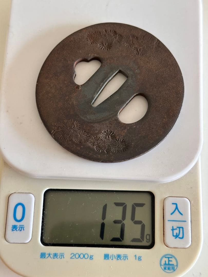鉄地　丸形　松文彫り鍔　直径約7.8cm 厚4mm 重さ135g 木箱付2572