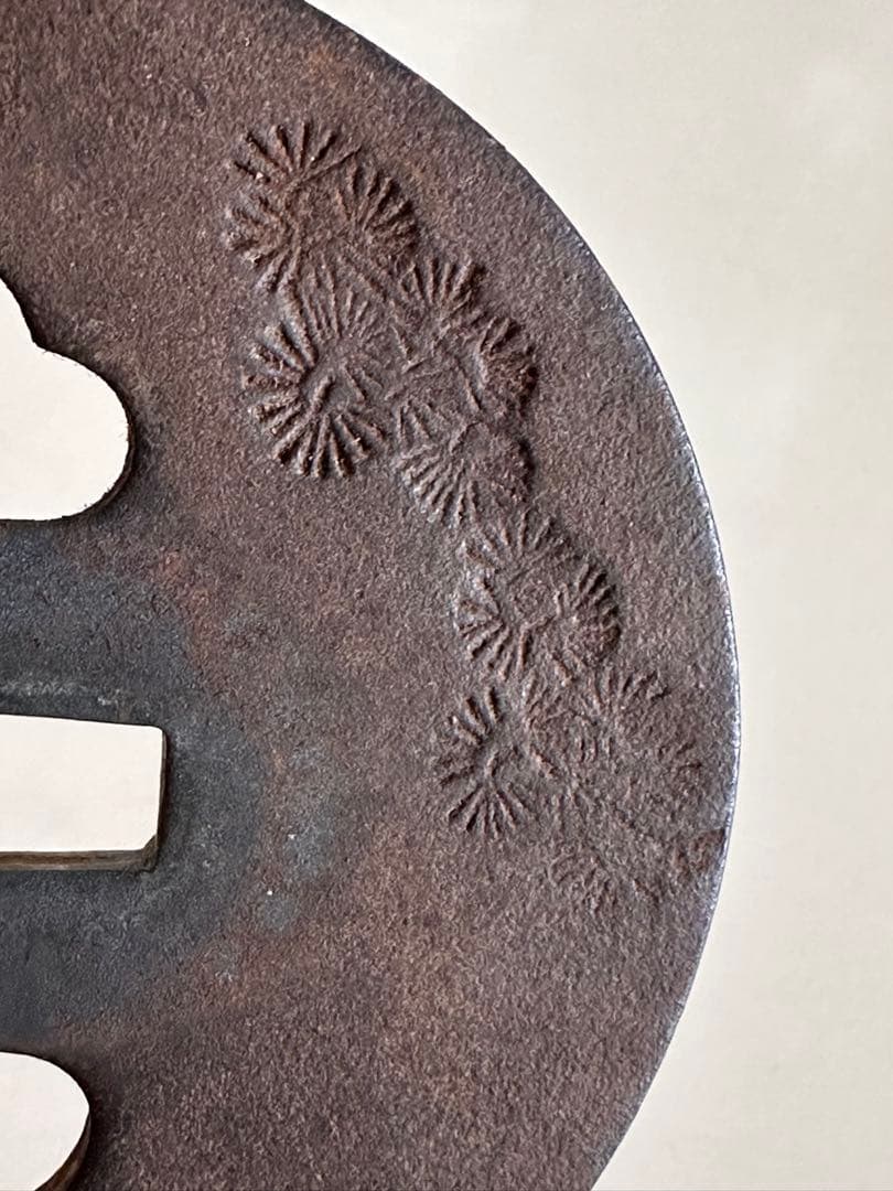 鉄地　丸形　松文彫り鍔　直径約7.8cm 厚4mm 重さ135g 木箱付2572