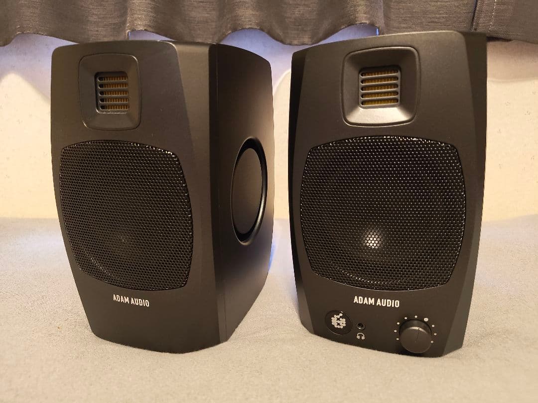 ADAM AUDIO D3V モニタースピーカー