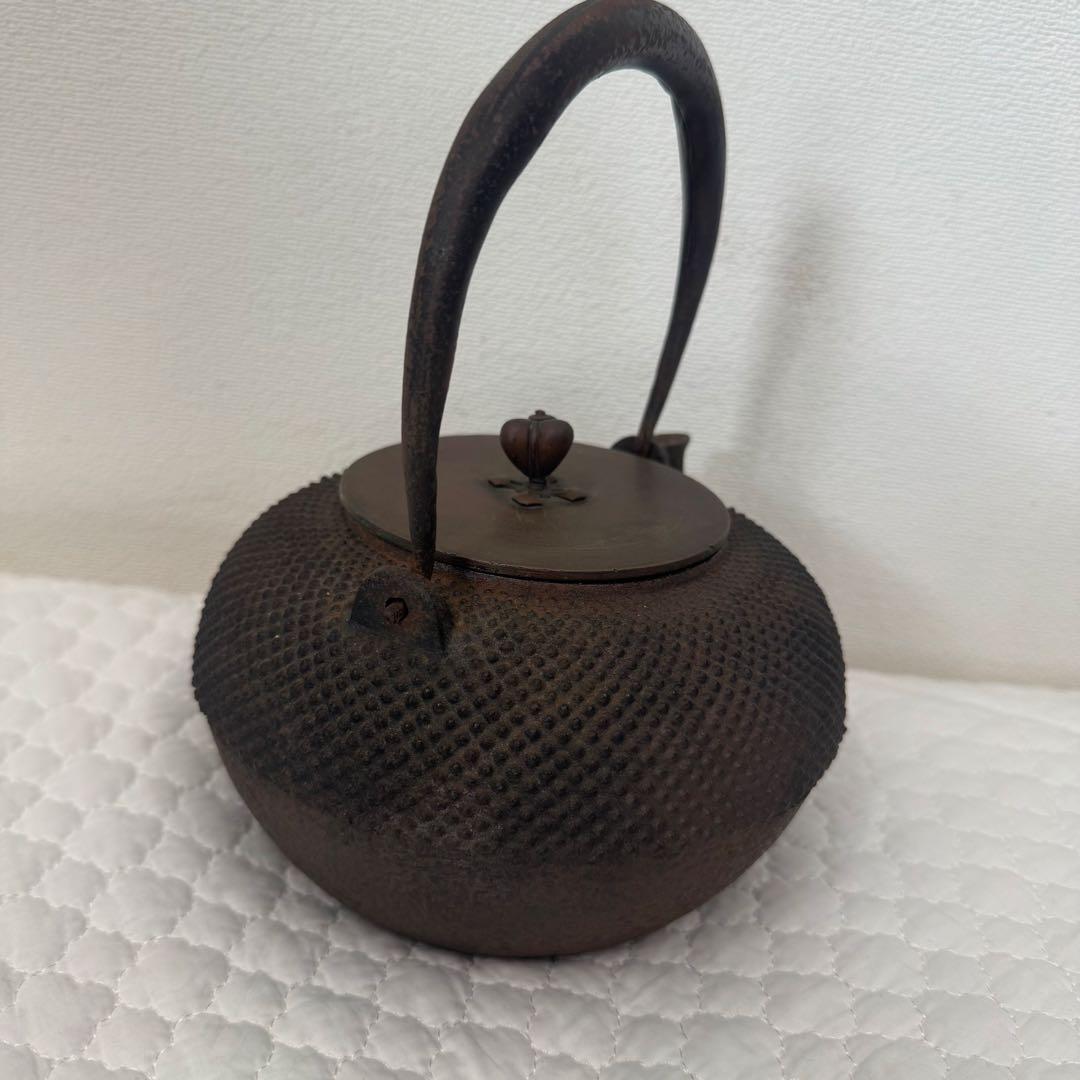 【骨董品】鉄製 網目模様龍文堂鉄瓶 アンティーク 丸型時代物 高さ20cm 刻印