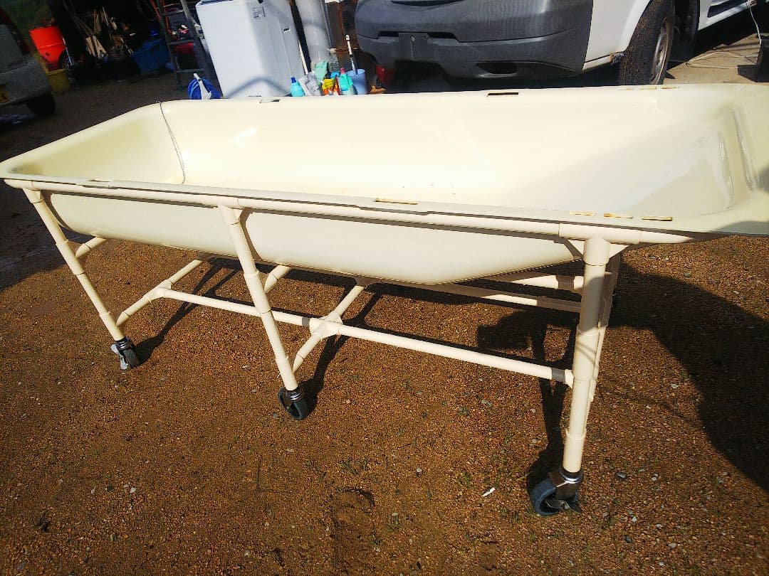 クリーム色のプラスチック製バスタブ