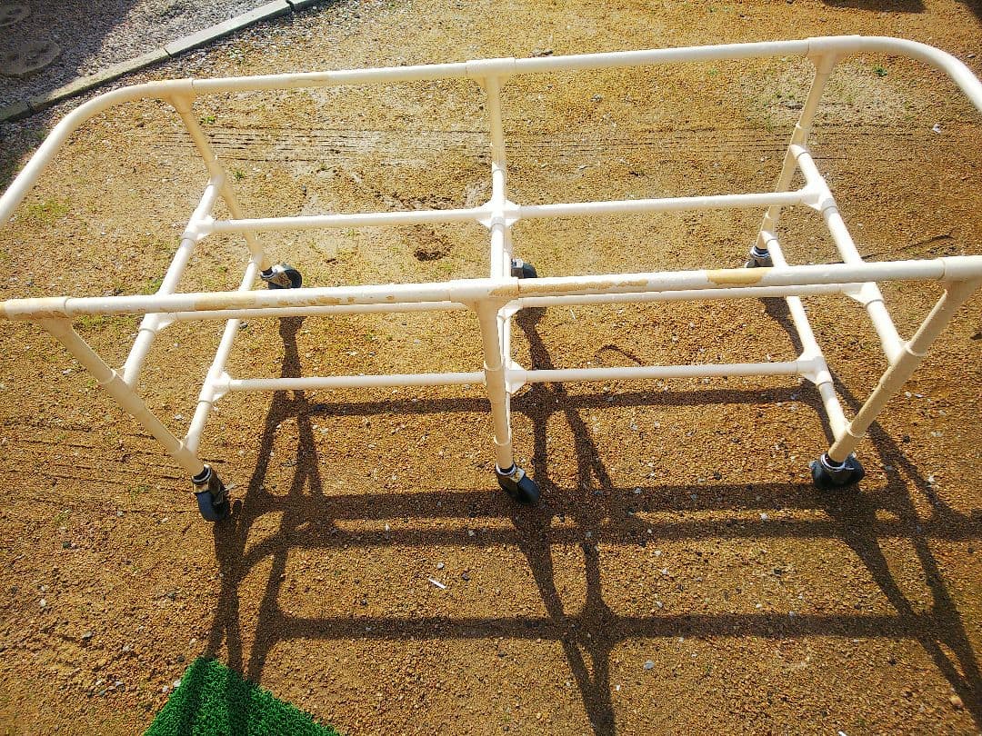 クリーム色のプラスチック製バスタブ