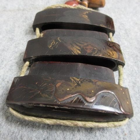 黒塗蒔絵荒波に岩鷹図印籠桃の根付 [B28159]