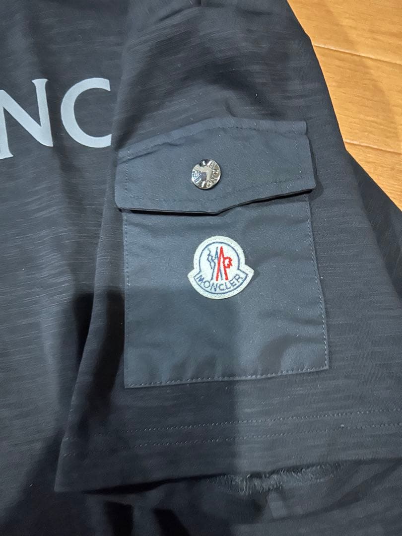 MONCLER ブラック Tシャツ