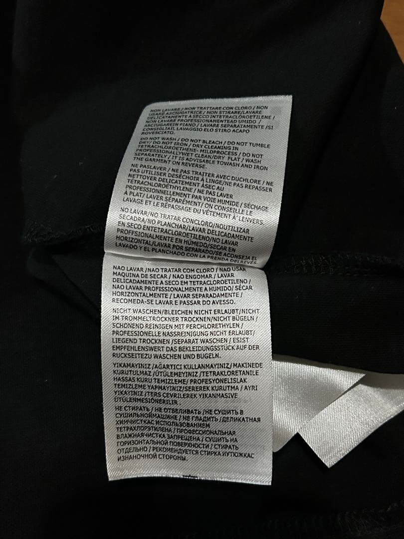 MONCLER ブラック Tシャツ