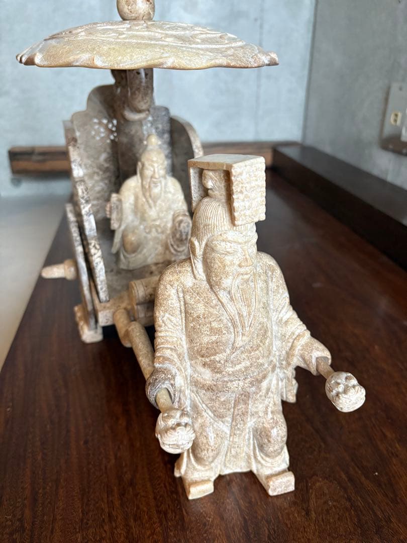 石？玉？の大きな中国的置物　皇帝車？