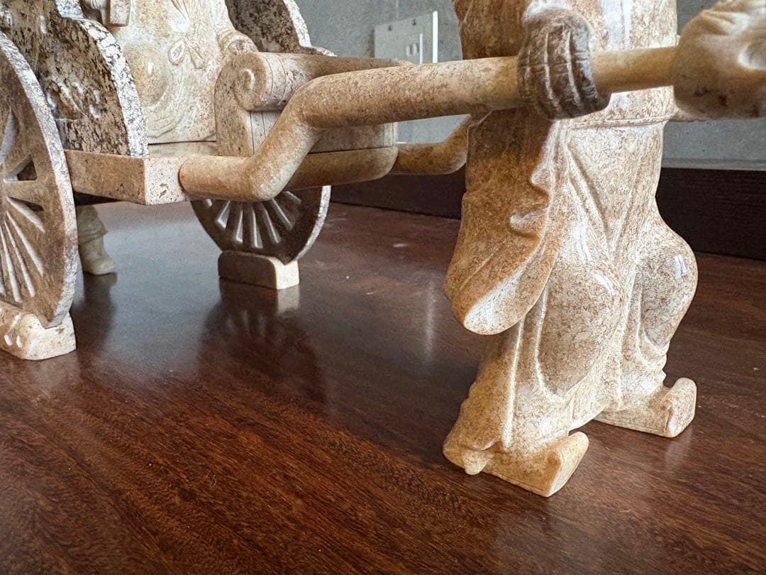 石？玉？の大きな中国的置物　皇帝車？