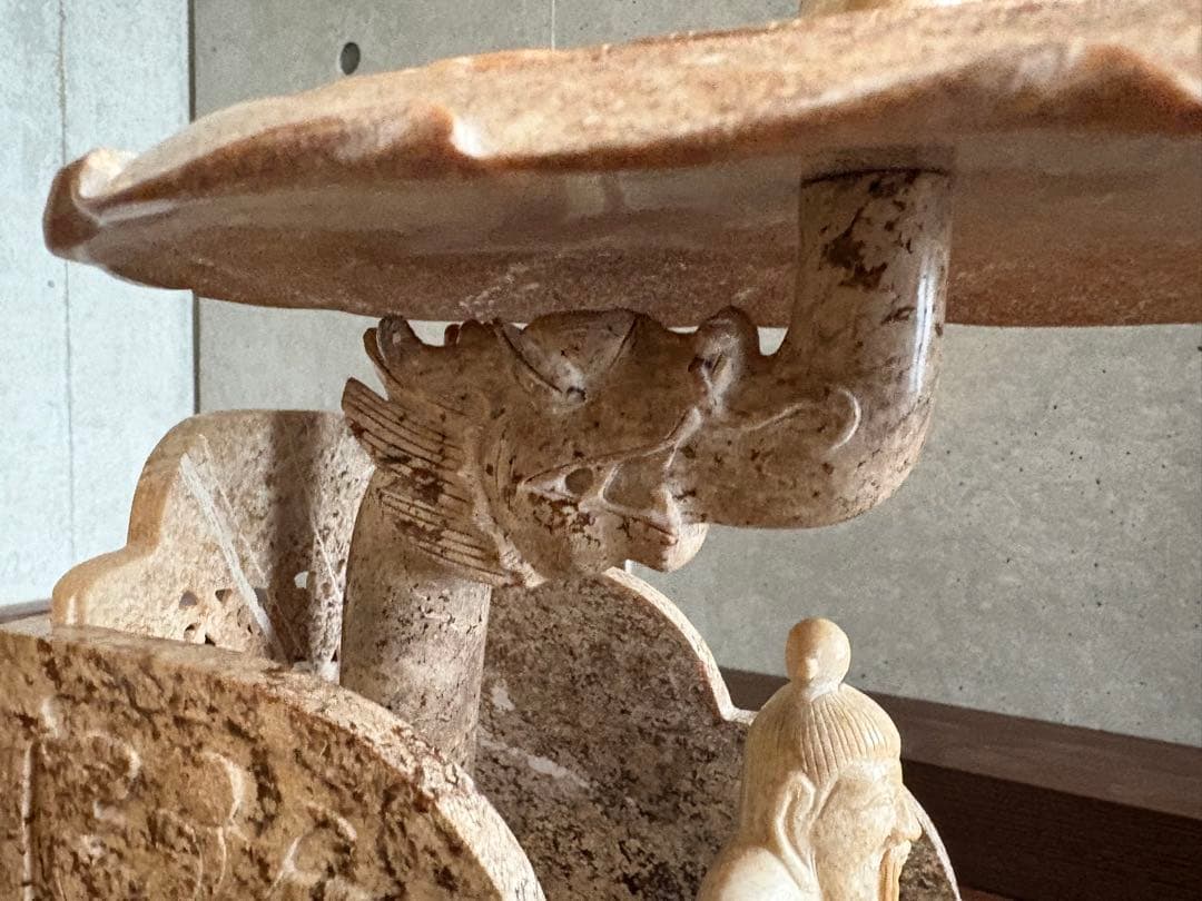 石？玉？の大きな中国的置物　皇帝車？