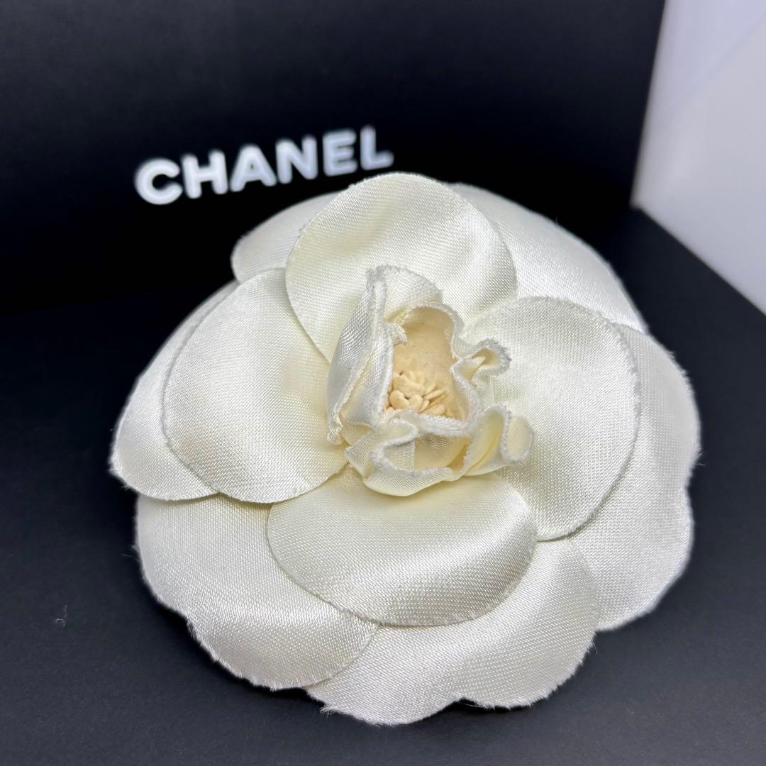 【美品】【シャネル】コサージュ ブローチ カメリア 白 入園式 入学式 式典など
