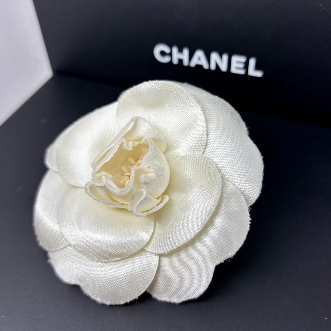 【美品】【シャネル】コサージュ ブローチ カメリア 白 入園式 入学式 式典など