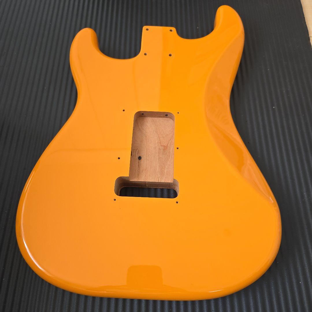 fender ストラトキャスター　アルダー　ボディ　オレンジ