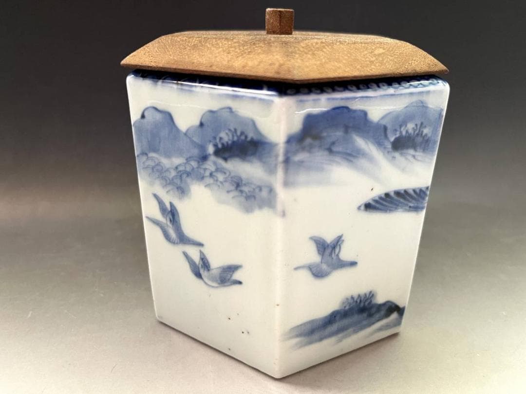 火入■染付六角火入れ 鷹 山水鳥紋 松 幾何学模様（江戸期）木彫り蓋付き 時代物