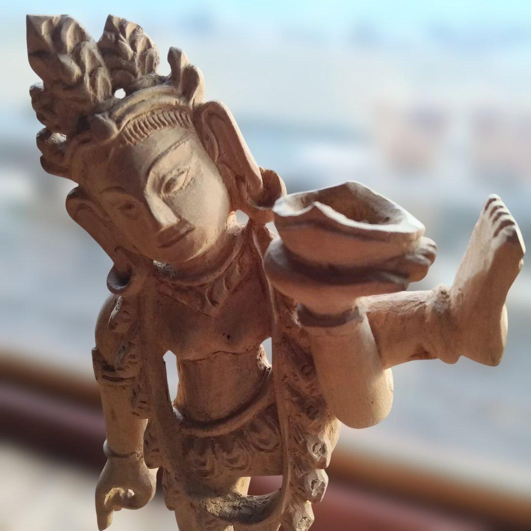 11.インドヒンズー教神木製立像 手に皿を持つデザイン