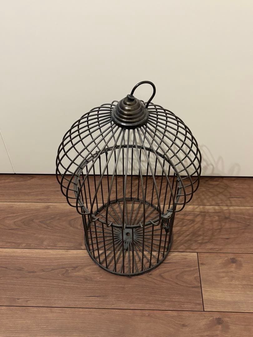 濃い銀色の金属製　インテリア鳥かご