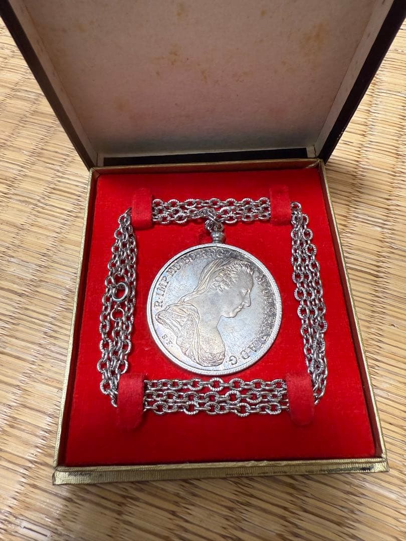 銀貨とチェーンのセット