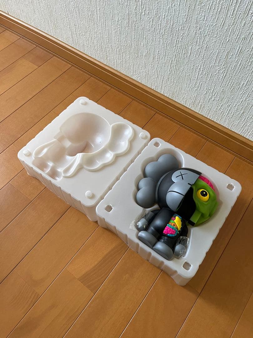 KAWS MILO フィギュア　APE オリジナルフェイク