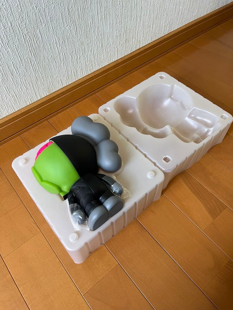 KAWS MILO フィギュア　APE オリジナルフェイク