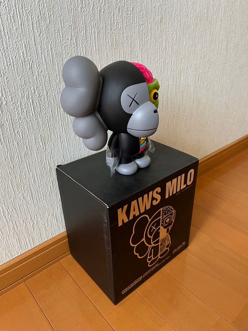 KAWS MILO フィギュア　APE オリジナルフェイク