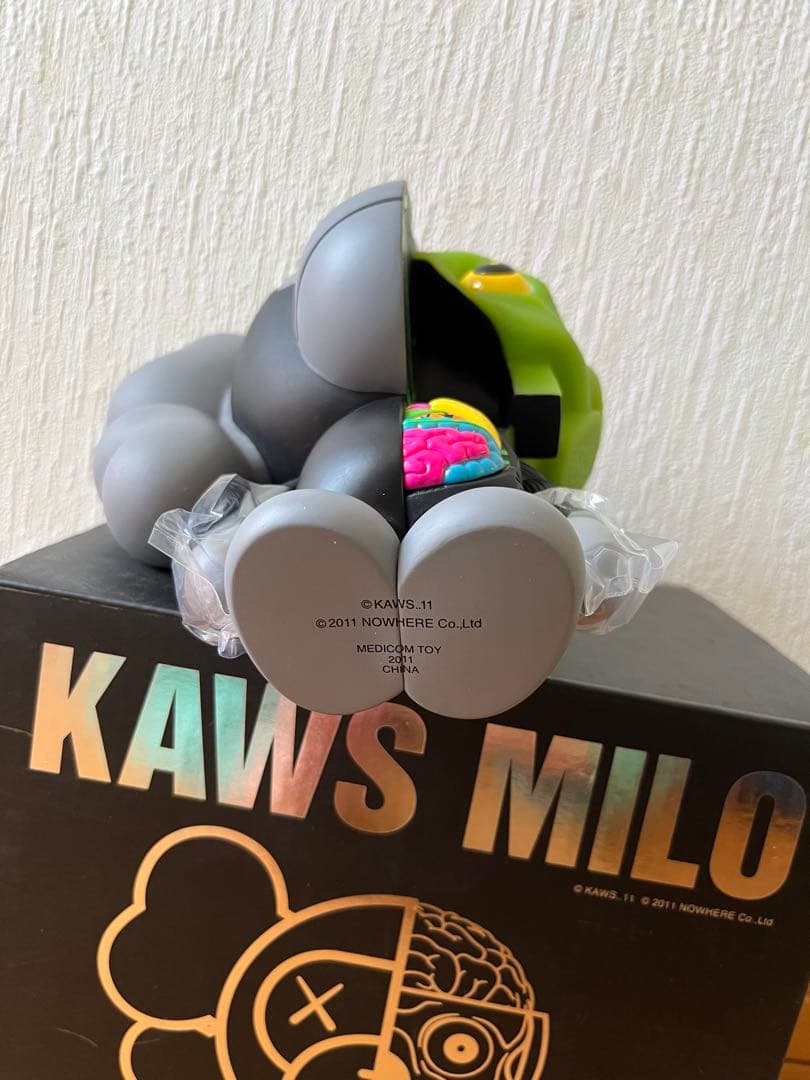 KAWS MILO フィギュア　APE オリジナルフェイク