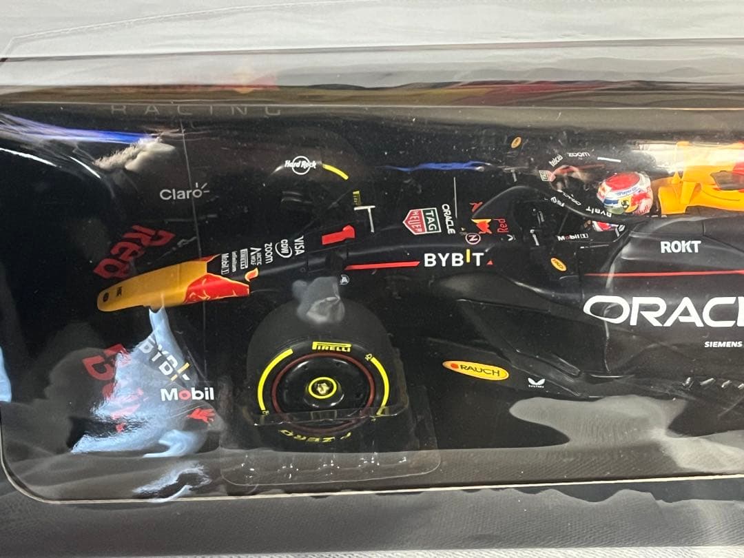 希少ミニチャンプス1/18レッドブル　マックスフェルスタッペン日本GP2024
