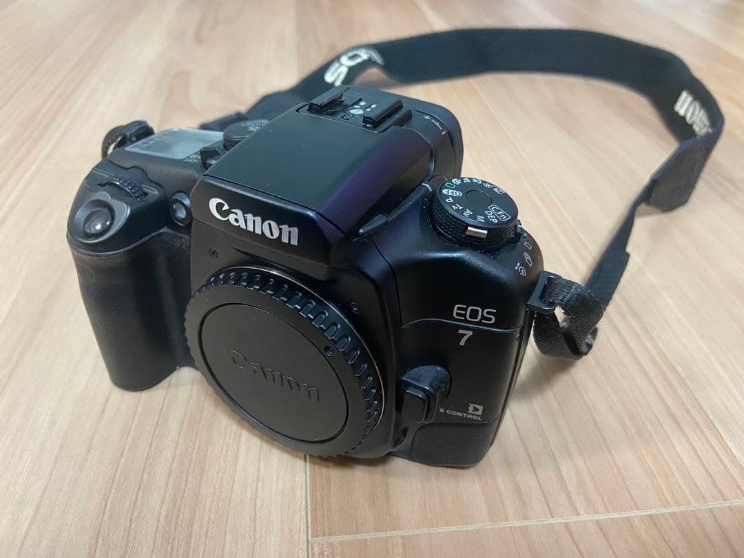 Canon EOS7 カメラ　シャッター式　一眼レフ　フィルムカメラ