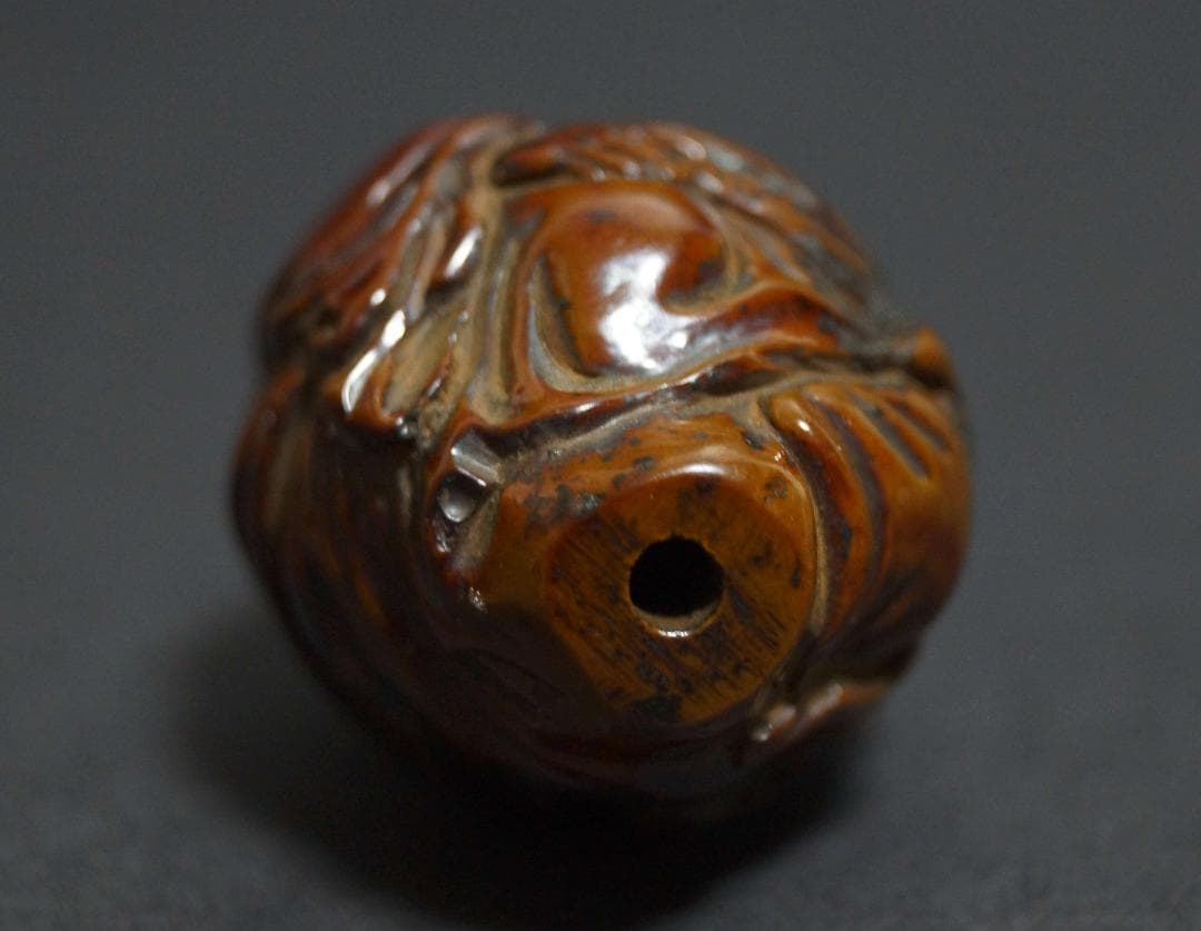 清 胡桃彫 細工彫り『達磨像』根付 種彫り緒締玉 提げ物 装飾品 長さ4.8ｃｍ