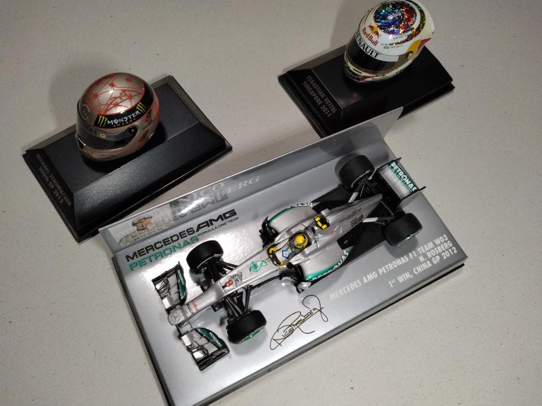 ミニチャンプス1/43ロズベルグ+1/8ヘルメットセット