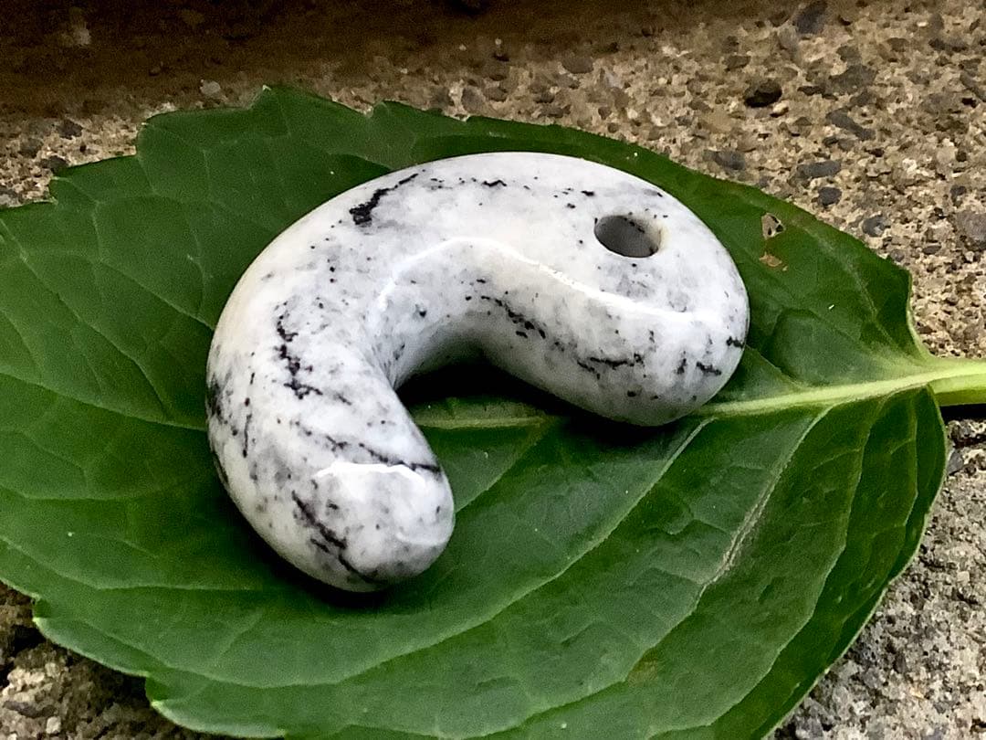 ✳何処にもありません‼️カルセドニー材料勾玉　限定品最後の1点// 糸魚川翡翠勾玉