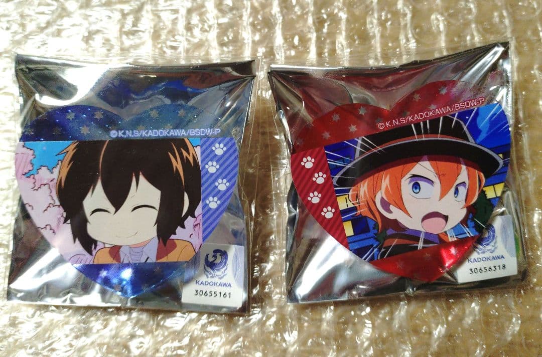 ハート型ラメアクリルバッジ　文豪ストレイドッグス　わん　中也　太宰