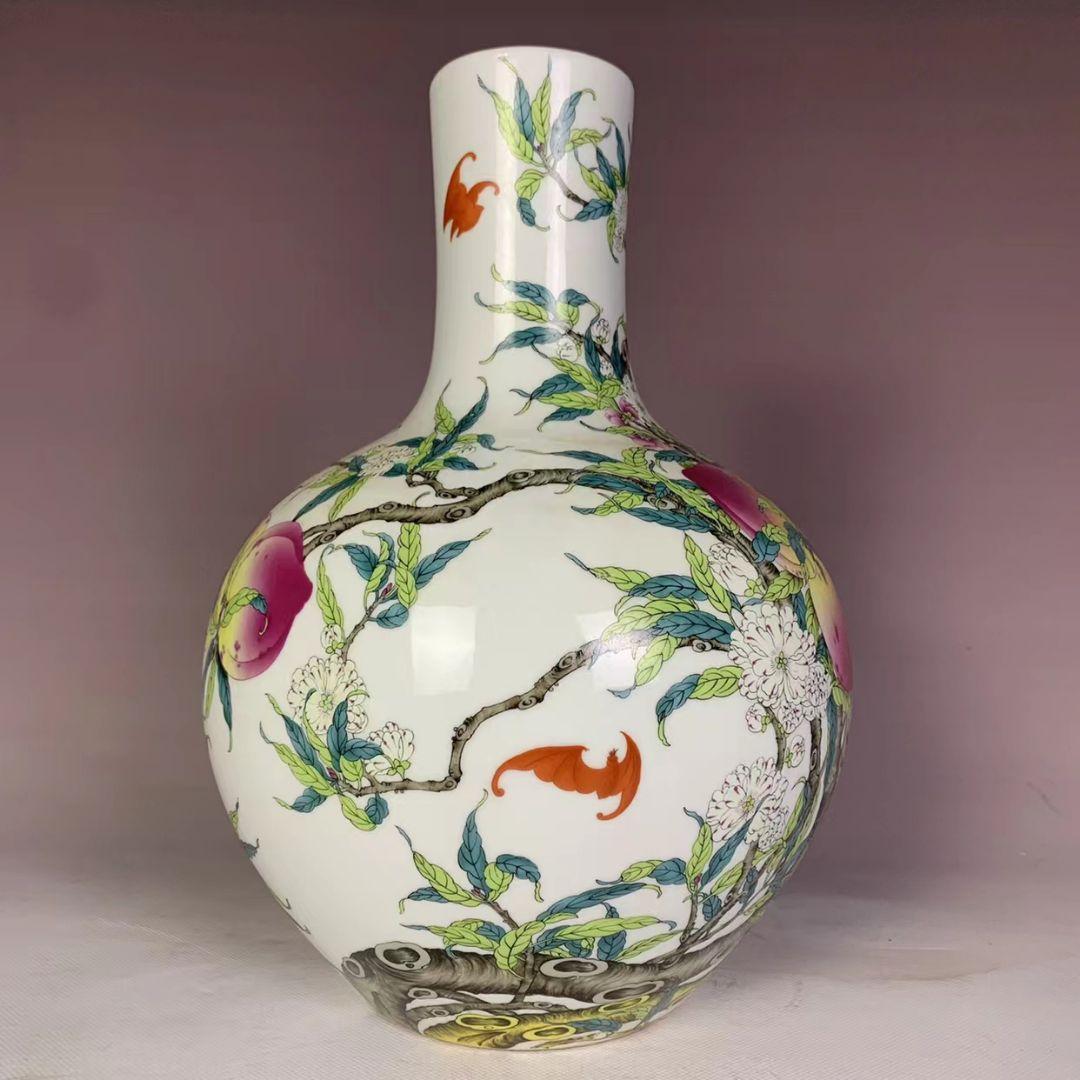 中国 大清乾隆年製銘 粉彩 花瓶 天球瓶 九桃図花瓶