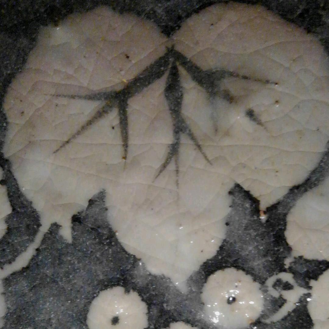 美濃焼　鼠志野葡萄画盛鉢