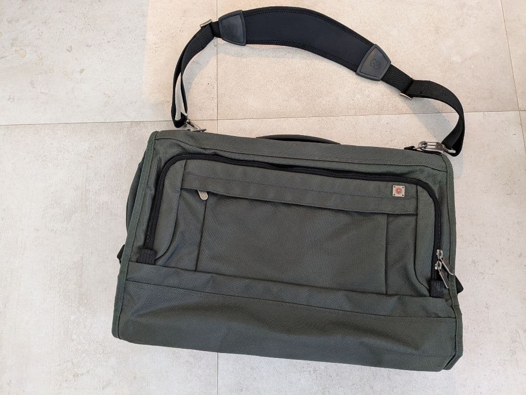 Victorinox ガーメントバッグ（カーキ色）