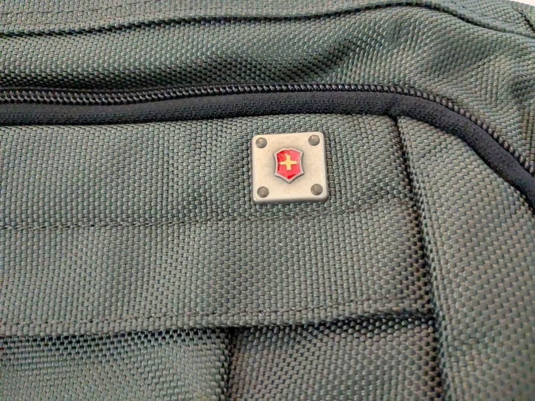 Victorinox ガーメントバッグ（カーキ色）