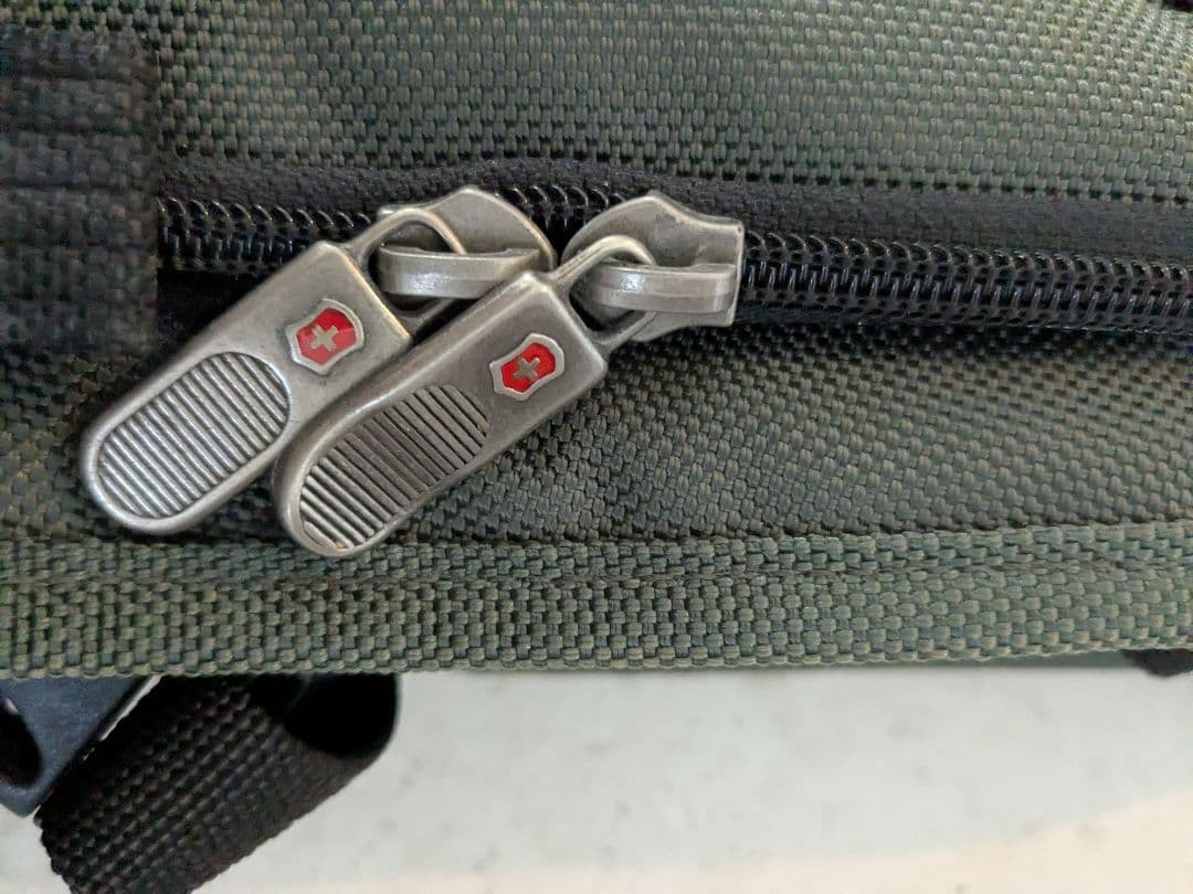 Victorinox ガーメントバッグ（カーキ色）