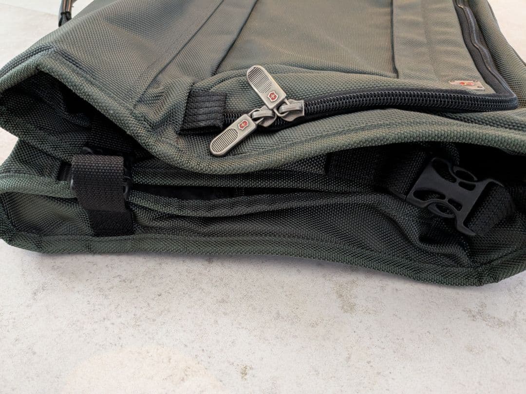 Victorinox ガーメントバッグ（カーキ色）