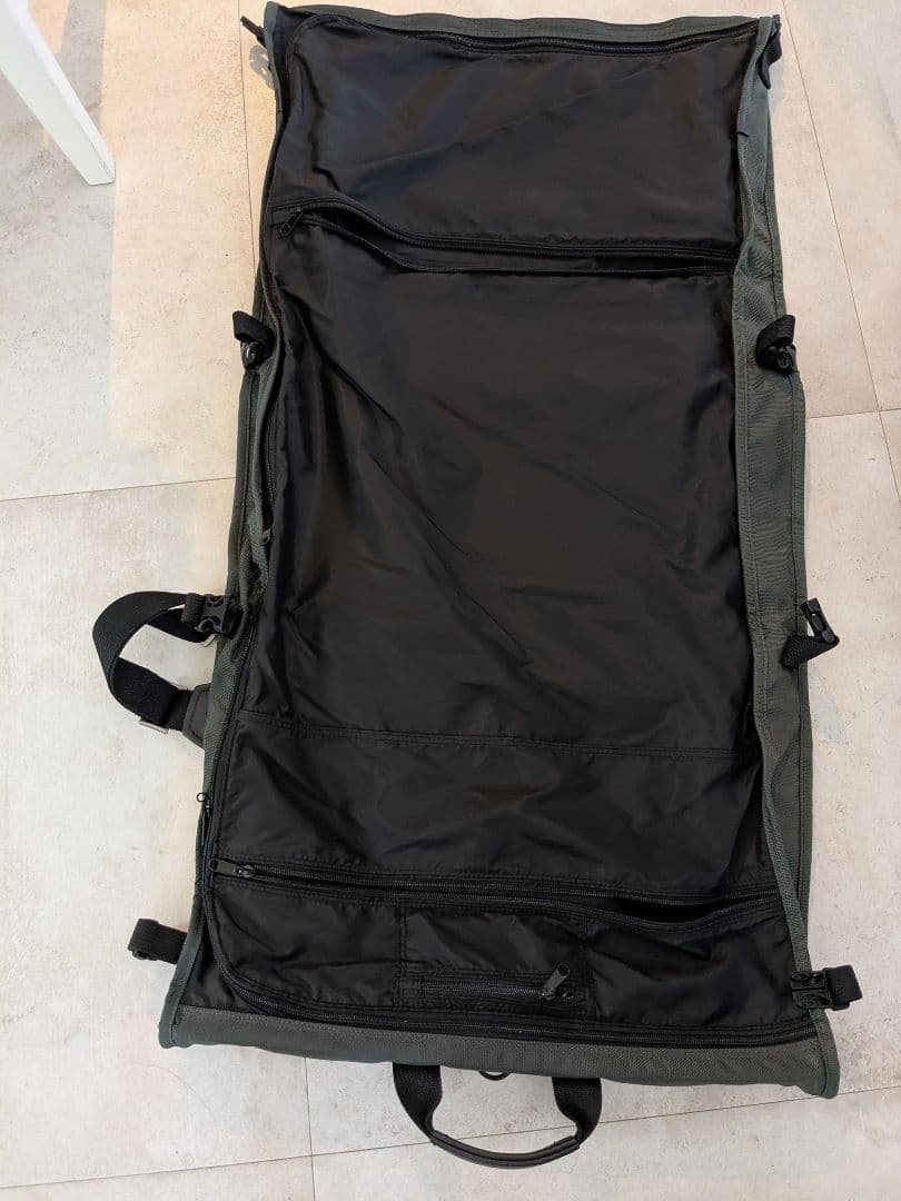 Victorinox ガーメントバッグ（カーキ色）