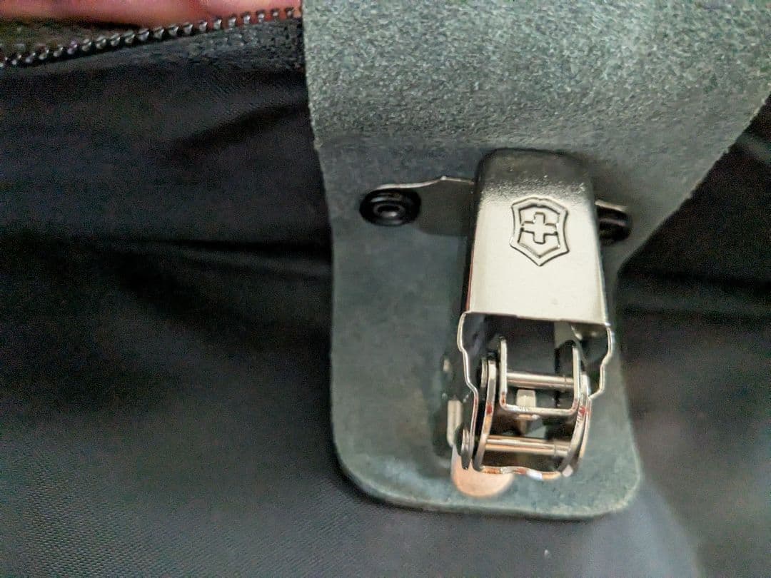 Victorinox ガーメントバッグ（カーキ色）