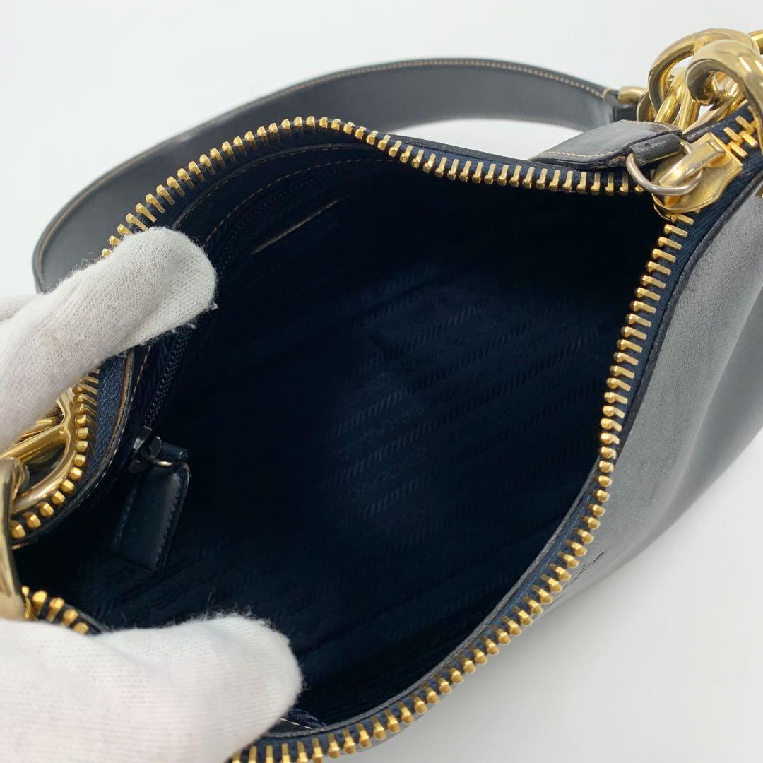 【✨美品✨】プラダ ワンショルダーバッグ ゴールドチェーン レザー ブラック