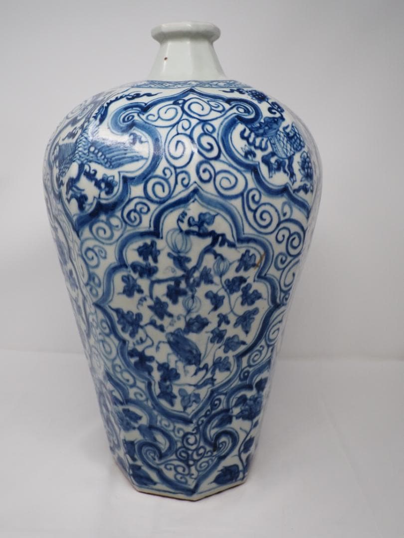 青花　染付　八角瓶　鳳凰　麒麟　葡萄　昆虫　花鳥風月　中国　中華　壺