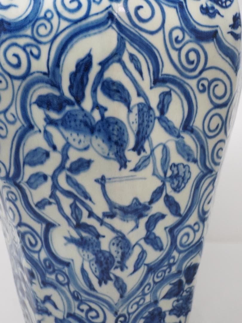 青花　染付　八角瓶　鳳凰　麒麟　葡萄　昆虫　花鳥風月　中国　中華　壺