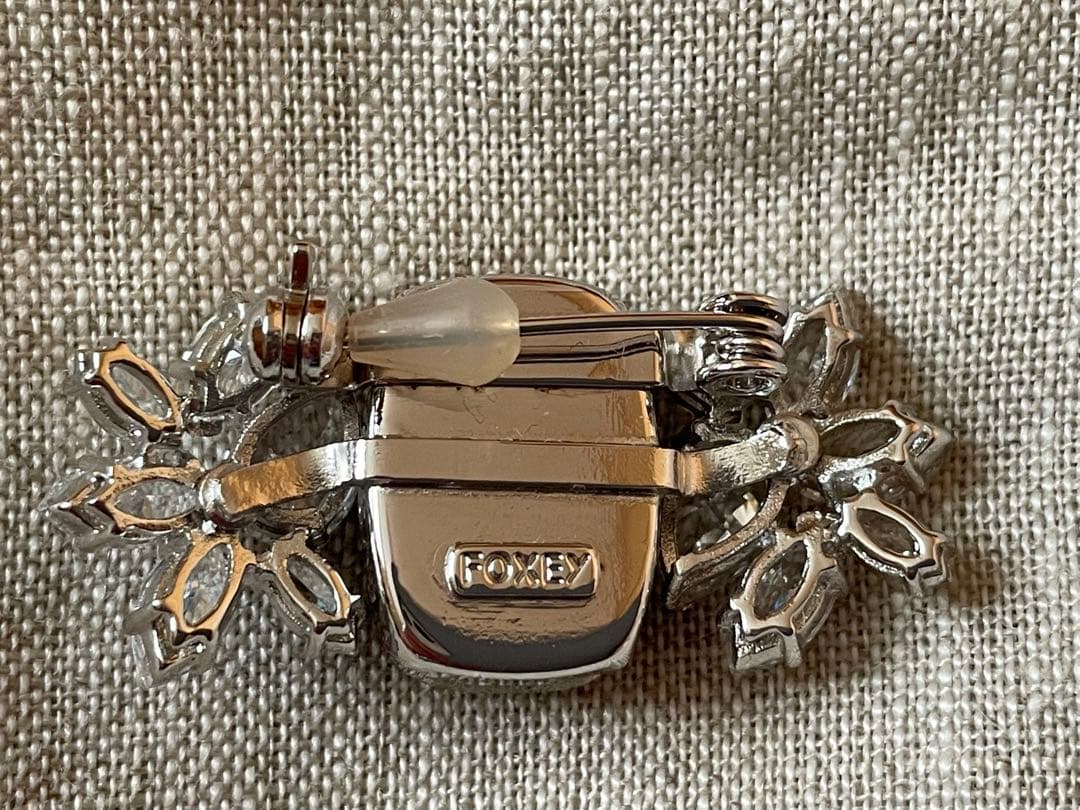 フォクシー　クリスタル　ブローチ ブローチストッパー付き　ワンピース