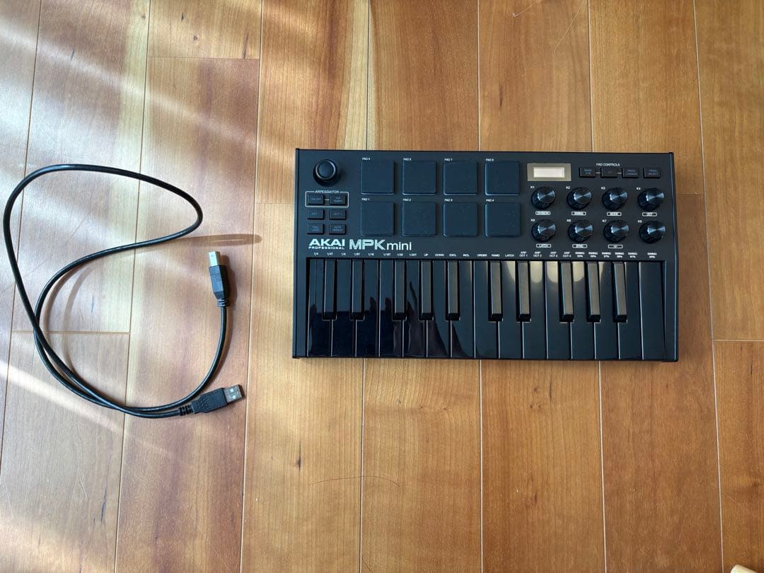 AKAI キーボードコントローラー 8パッド MPKMini ブラック