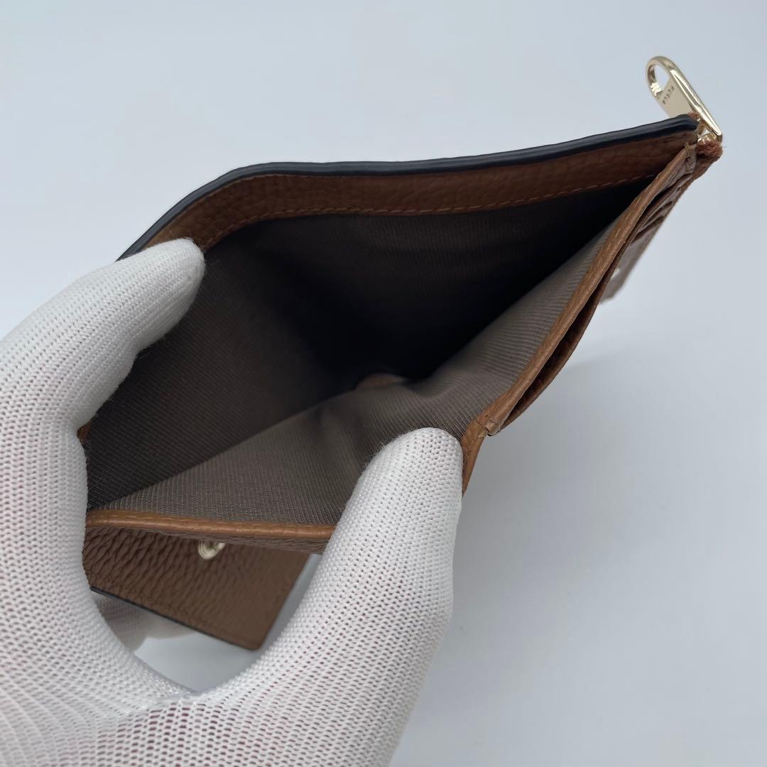 未使用　FURLA 二つ折り財布　ダフネ　アーチロゴ