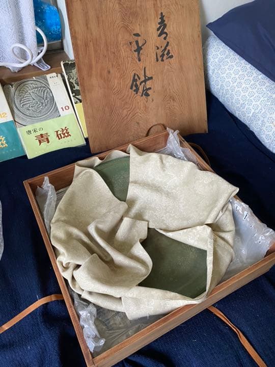 中国、明代龍泉窑青瓷大皿、布、はこ箱付き、サイズ約43cm高さ約7.5cm