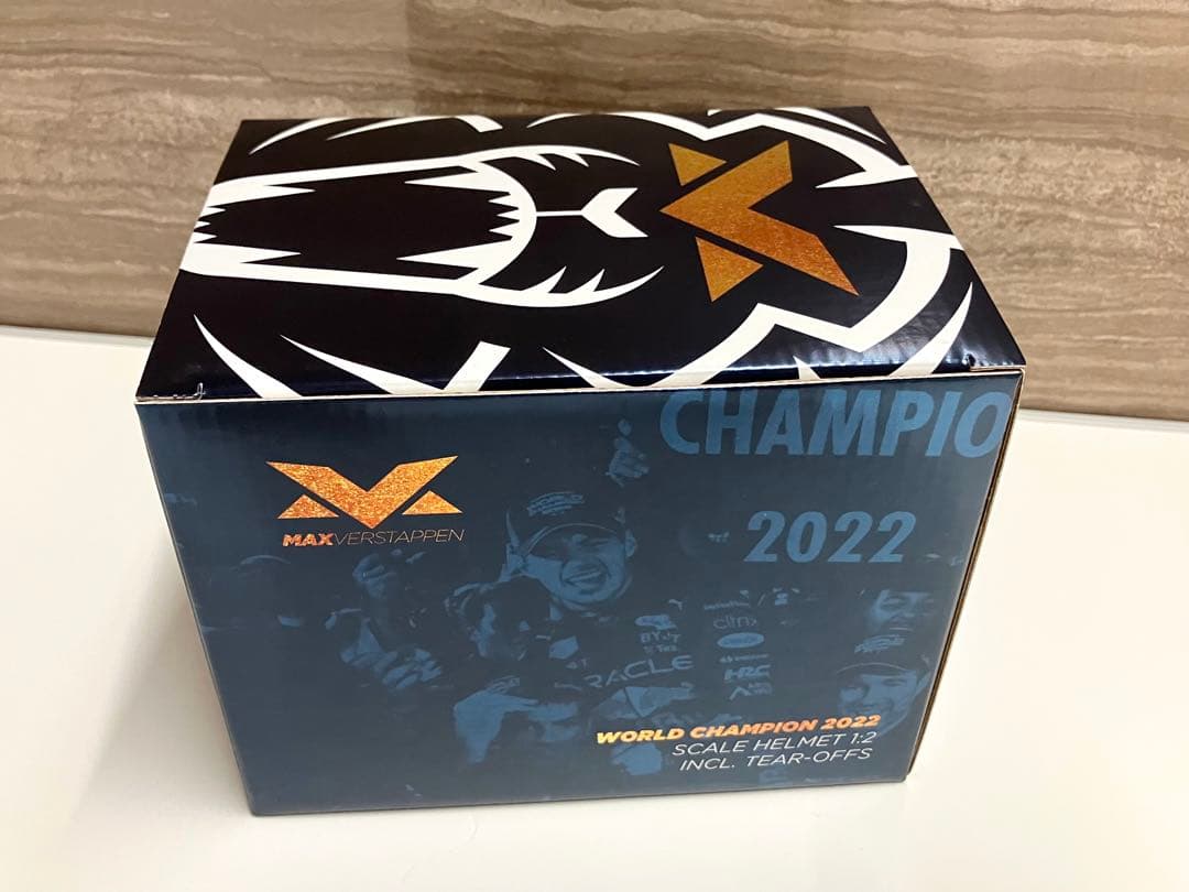 1/2 ヘルメット 2022 M.フェルスタッペン Wチャンピオン2連覇仕様