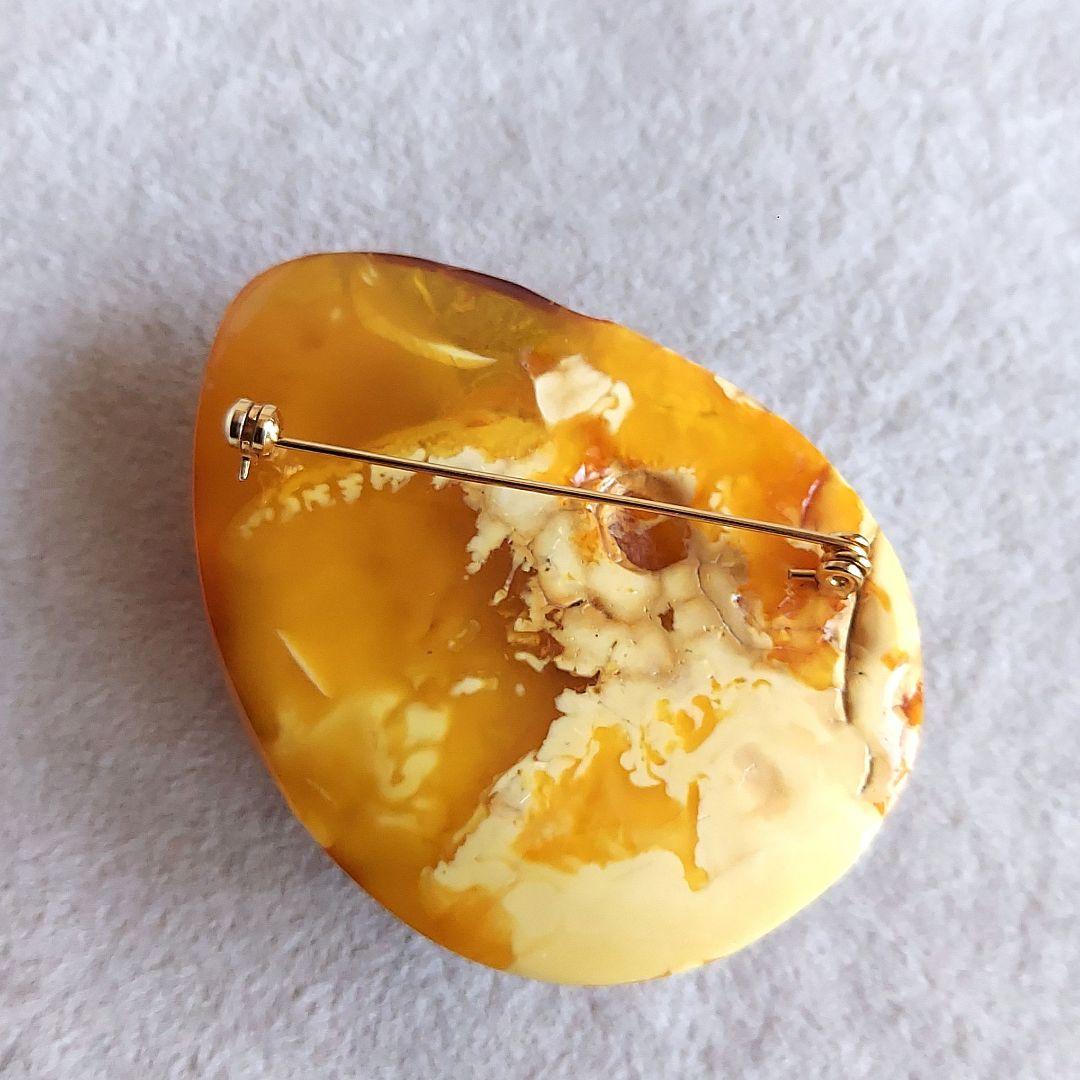 浜辺のカニさん　琥珀　ブローチ