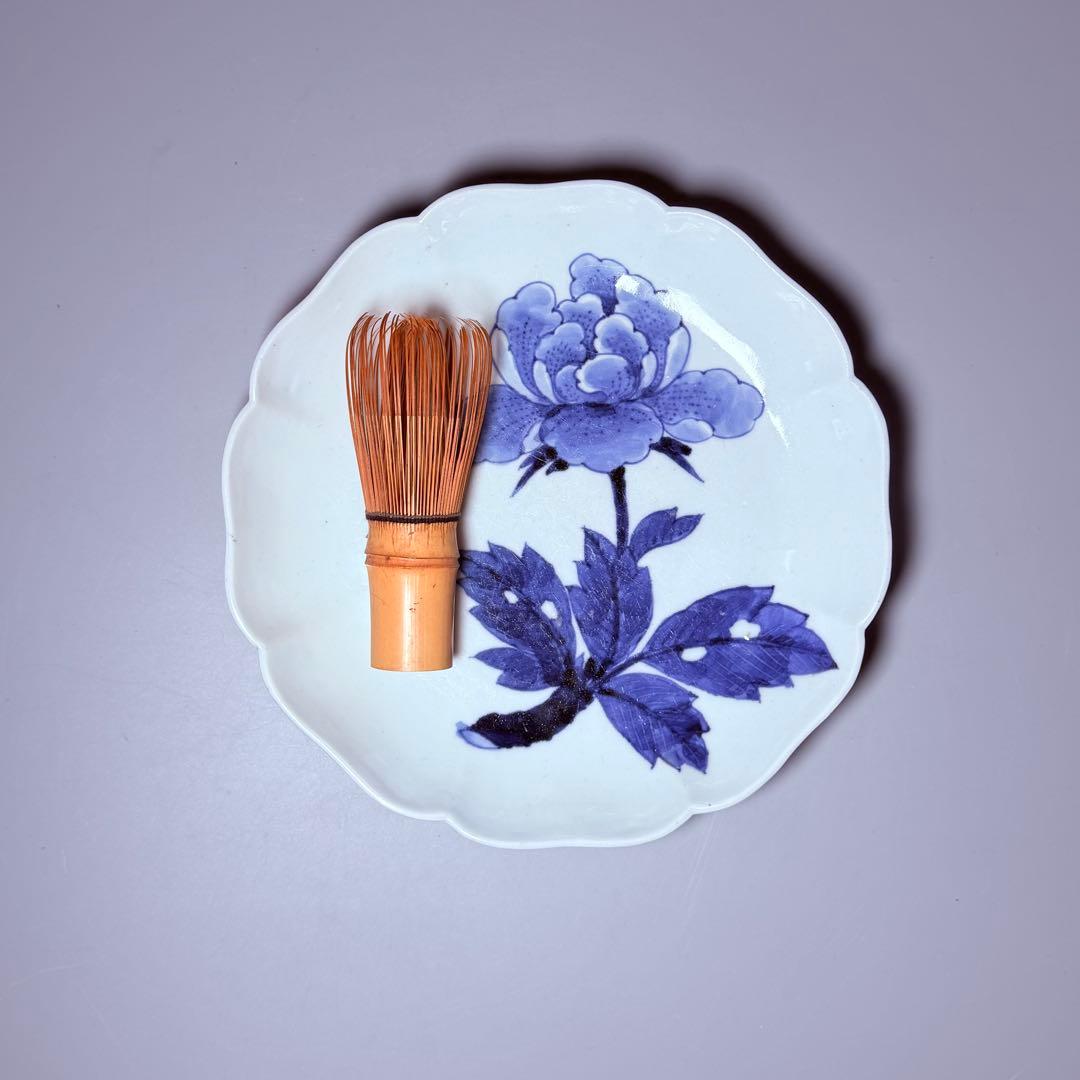 江戸期　古伊万里　染付牡丹文輪花形七寸皿　大明成化年製　裏七宝結文　古美術　桐箱